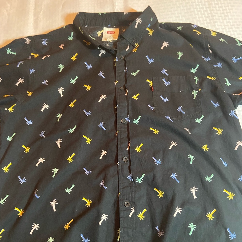 #003 Levi’s Mens short sleeve button down shirt.
